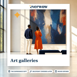 Everwow Art galleries experience gift photo in a frame, couple before a large canvas