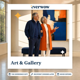 Everwow Art & Gallery experience gift photo in a frame, couple viewing gallery art